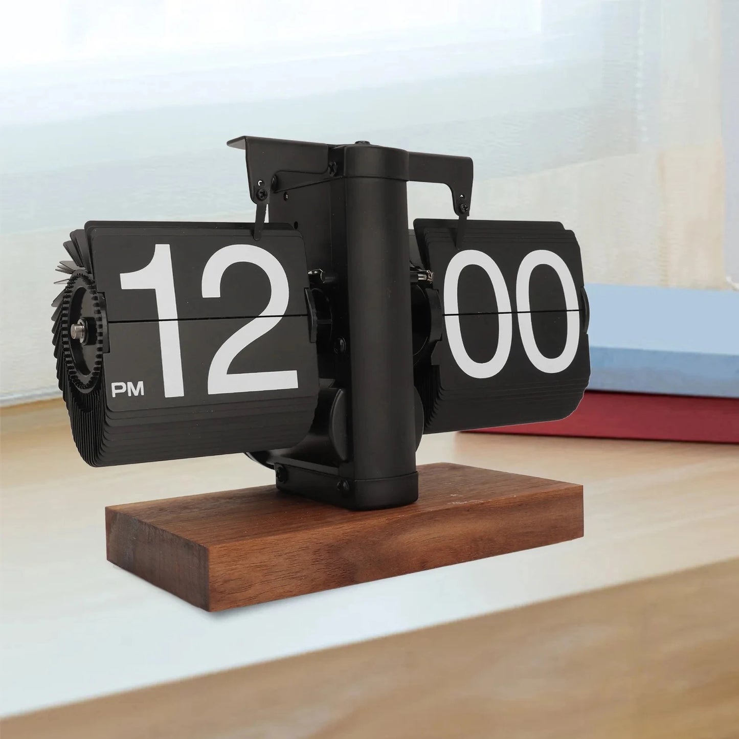 A Flipping Clock with Page Turning Automatically